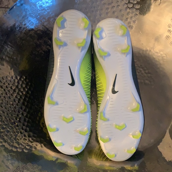 Boys Nike CR7 Soccer Shoes. - Picture 2 of 3